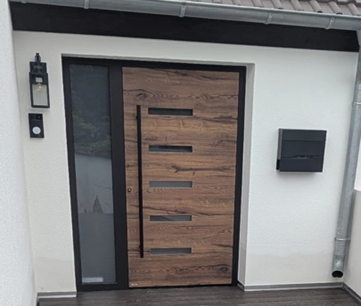 Holzoptik-Haustür mit Seitenteil