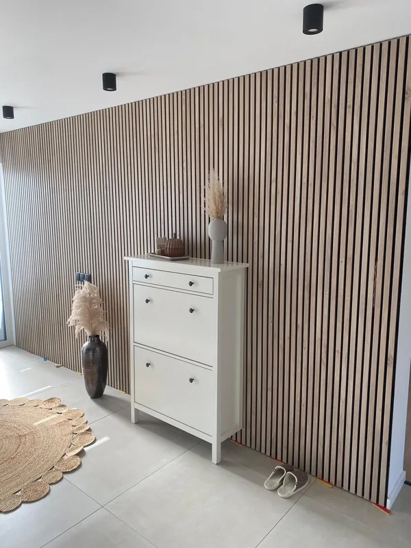 Montierte Holz-Lamellenwand